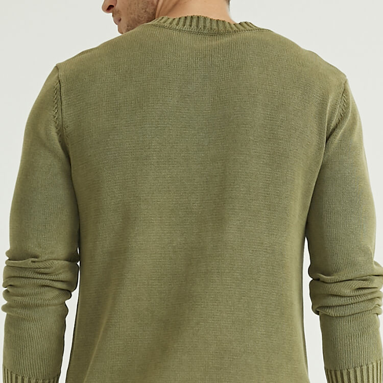 Chandail en tricot torsadé avec bouton d'épaule en détresse à motif de losanges pour hommes